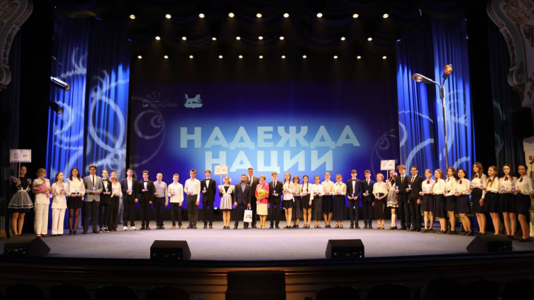 388 лучших выпускников наградили в Иркутске
